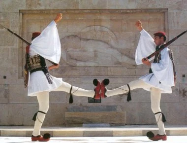 Σύνταγμα: Πανό για το μεγάλο συλλαλητήριο για τη Μακεδονία στην αλλαγή της Προεδρικής Φρουράς